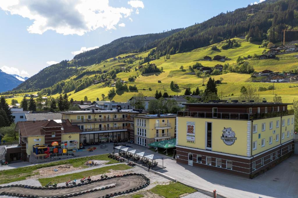 une vue sur une ville avec une montagne en arrière-plan dans l'établissement Hotel der Wolkensteinbär, à Bramberg am Wildkogel