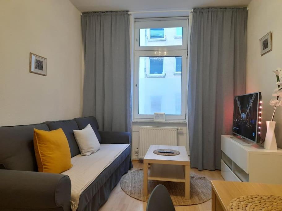 TV i/ili zabavni centar u objektu Zwei-Zimmer Wohnung in Wiesbadens Westend