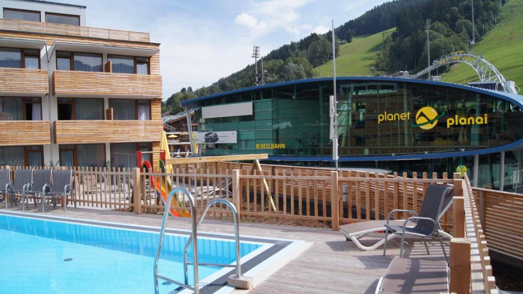 un complejo con piscina y montaña rusa en Hotel Planai by Alpeffect Hotels, en Schladming