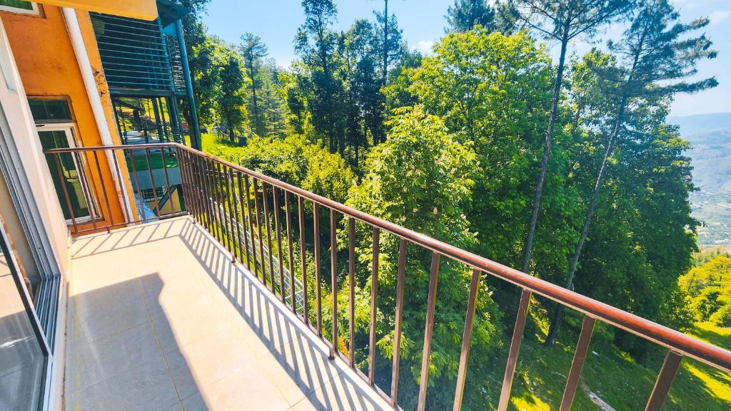 Aqua Apartment Murree tesisinde bir balkon veya teras