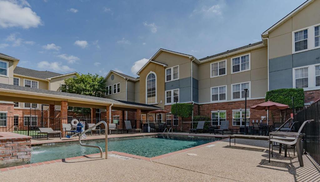 Swimming pool sa o malapit sa Homewood Suites by Hilton Ft. Worth-Bedford