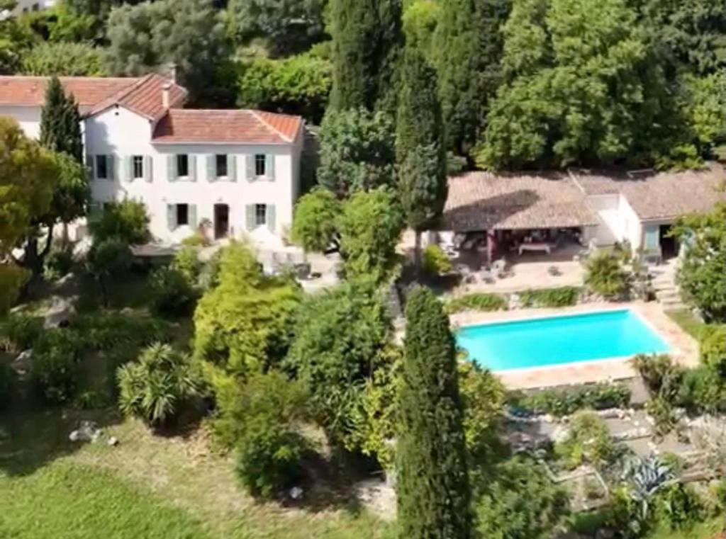 z góry widok na dom z basenem w obiekcie Bastide de Marie Grasse w mieście Grasse