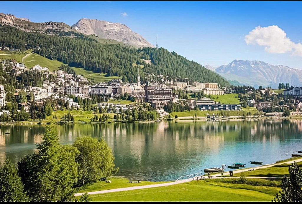 vistas a un lago con ciudad y montañas en Sankt Moritz Suite, en St. Moritz