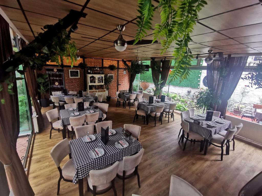 Restoran atau tempat lain untuk makan di Pirocanac rooms & restaurant