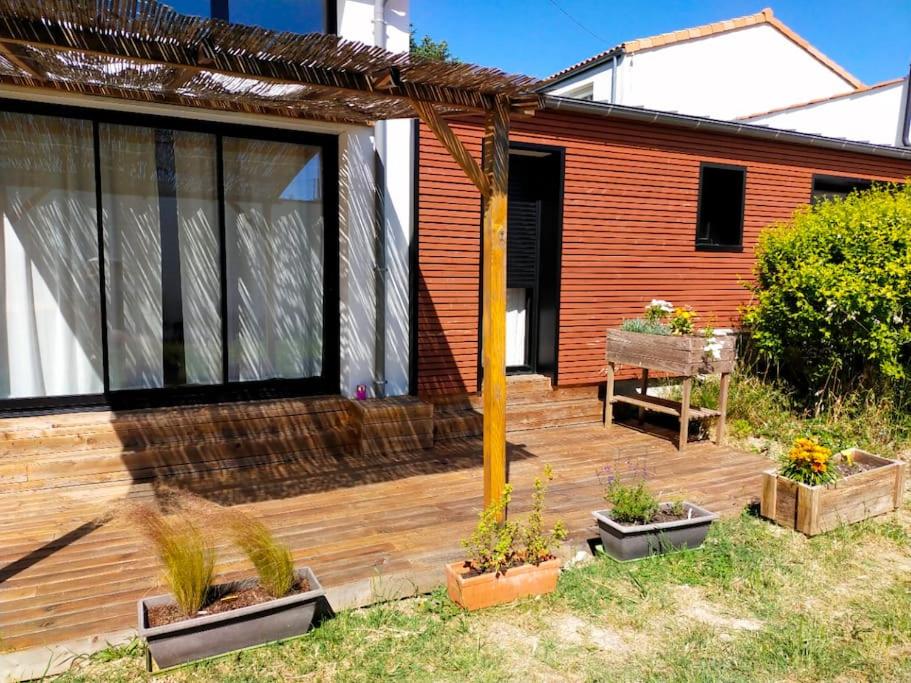 een houten terras voor een huis bij Notre petite maison in La Rochelle