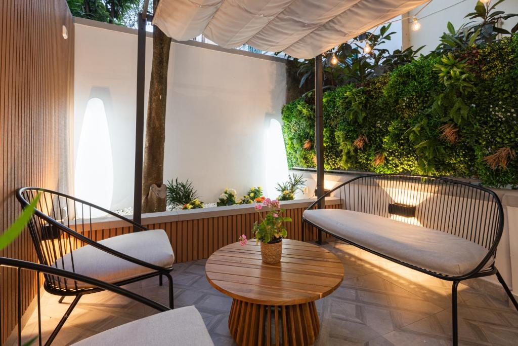 un patio con 2 sedie e un tavolo di Elegante Appartamento con Giardino Privato, Jacuzzi nel Cuore di Firenze a Firenze