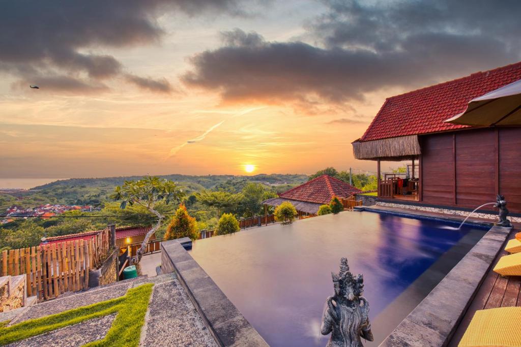 uma villa com piscina ao pôr-do-sol em Sebuluh Sunset Hill em Nusa Penida