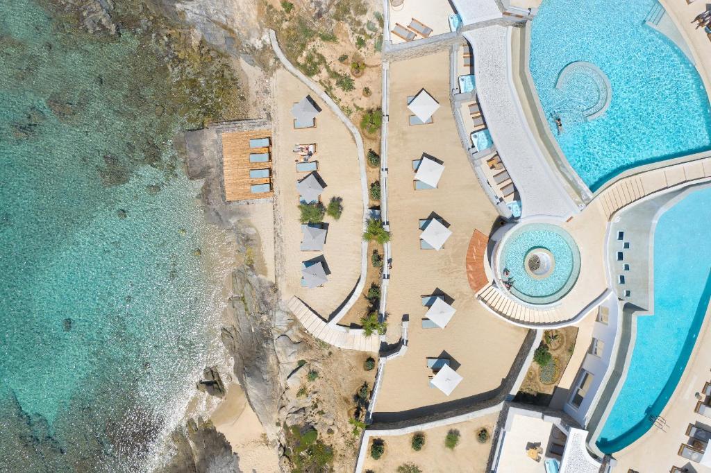 una vista aérea de la playa y el océano en Anax Resort and Spa, en Agios Ioannis Mykonos