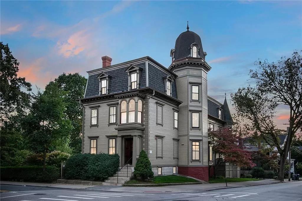 une grande maison avec une tour en haut dans l'établissement The Underwood-Hale House, à Providence