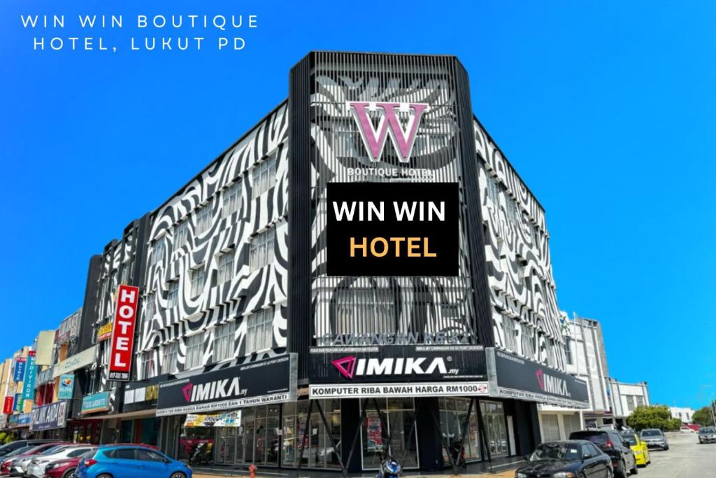 un edificio con un cartello sul lato di Win Win Boutique Hotel PD a Port Dickson