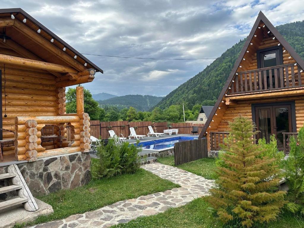 Cabaña de madera con piscina y casa en Eco House Borjomi, en Borjomi