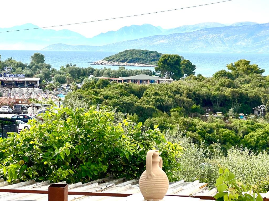 un vaso seduto su un tavolo con vista sull'oceano di ILLYRIAN hotel Ksamil a Ksamil