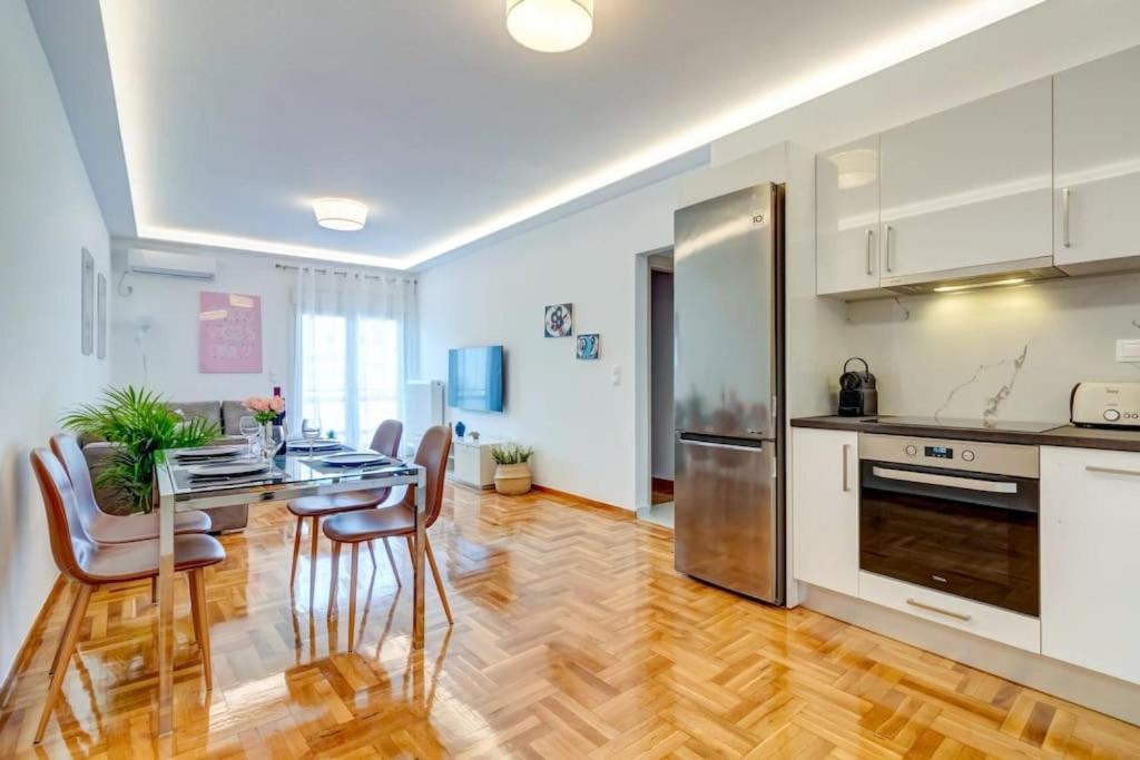 Кухня или мини-кухня в Koukaki lux 2BD 1master ap next to Acropolis
