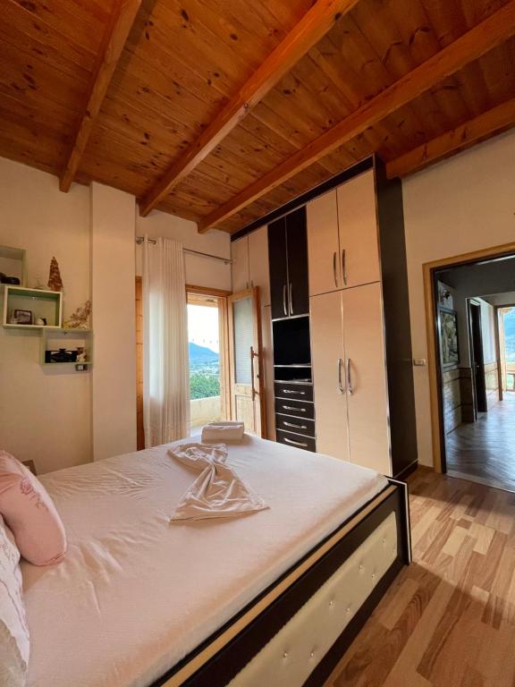 1 dormitorio con cama y ventana grande en Elsa's Villa, en Gjirokastra