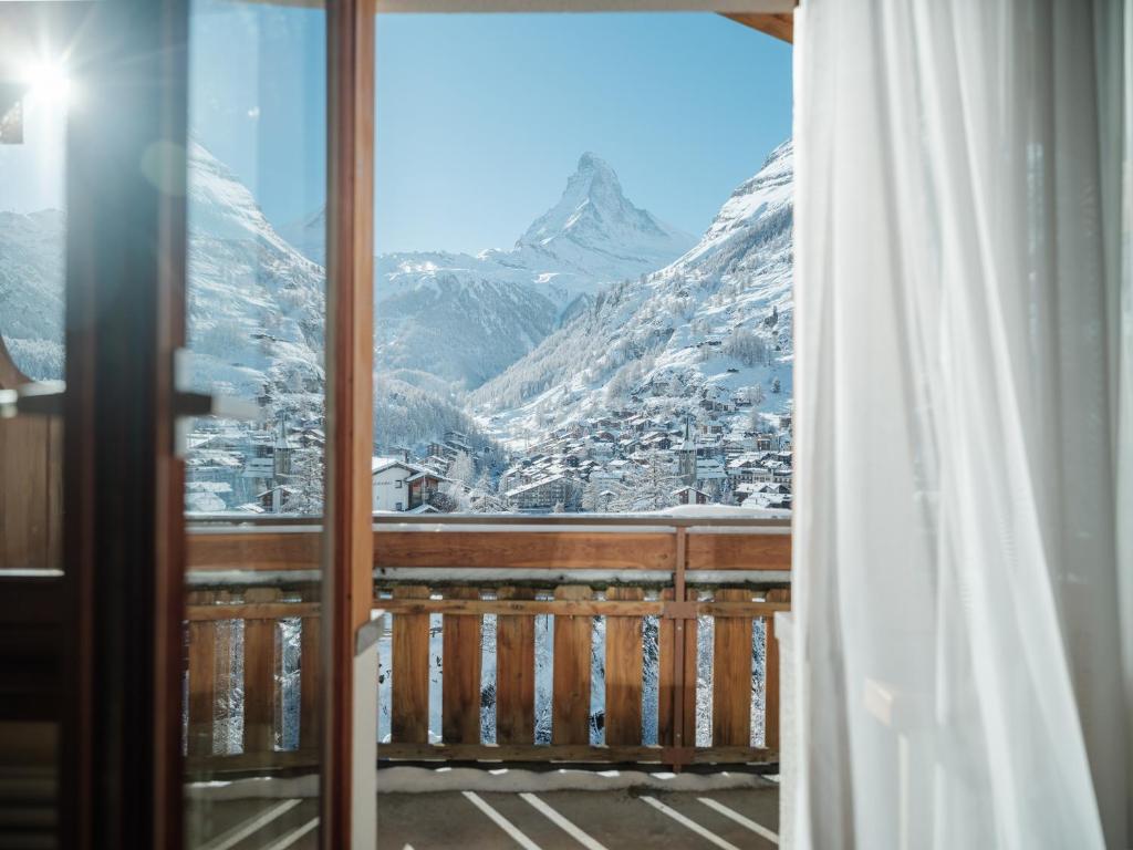 balkon z widokiem na góry w obiekcie Relais & Chateaux Schönegg w mieście Zermatt