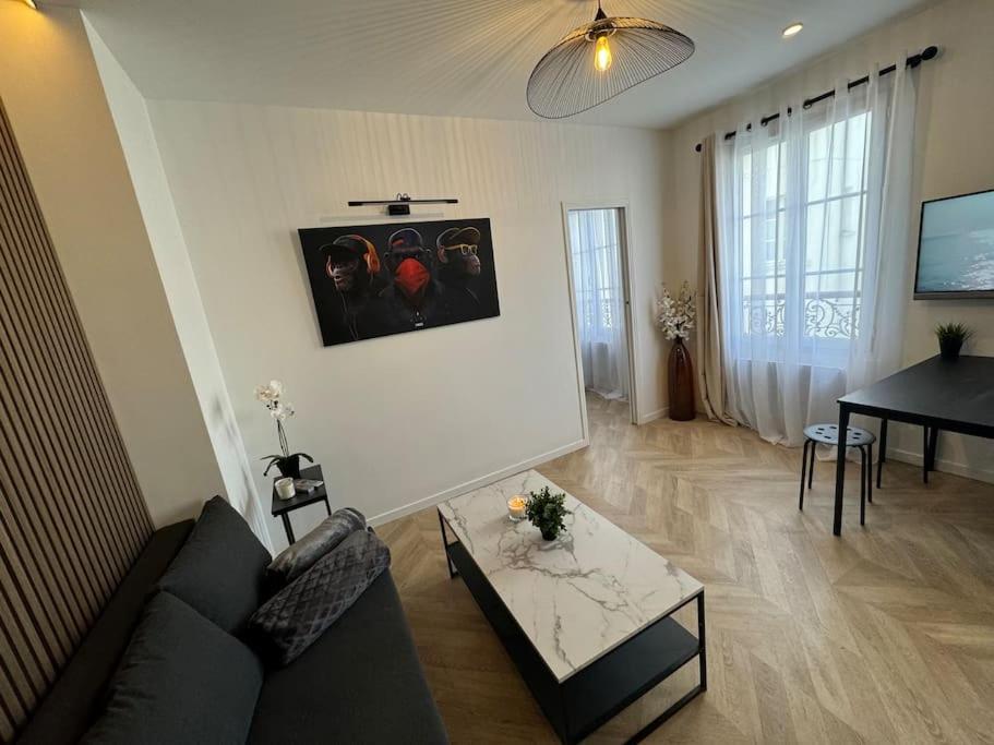 sala de estar con sofá y mesa en Superbe appartement neuf 2 pièces Vincennes pte de Paris, en Montreuil