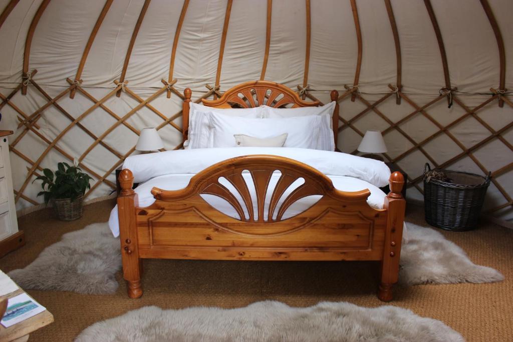 - une chambre avec un lit dans une yourte dans l'établissement The Yurt at Worcesters Farm, à Canterbury