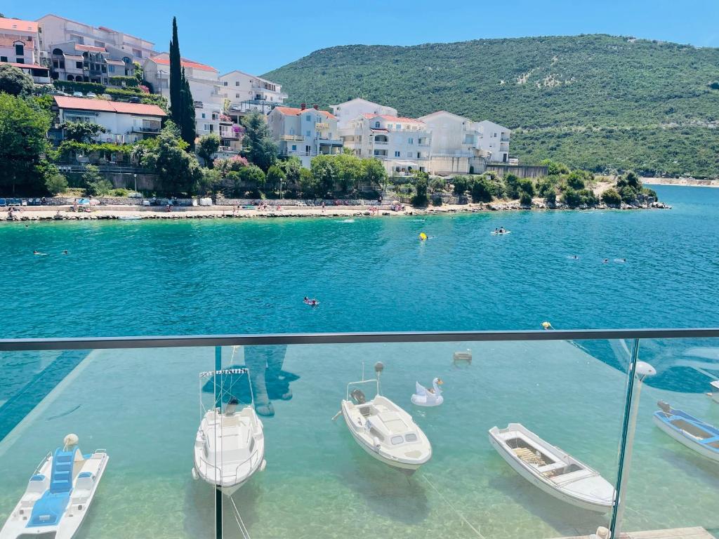 een groep boten in het water bij een strand bij Seasight in Neum