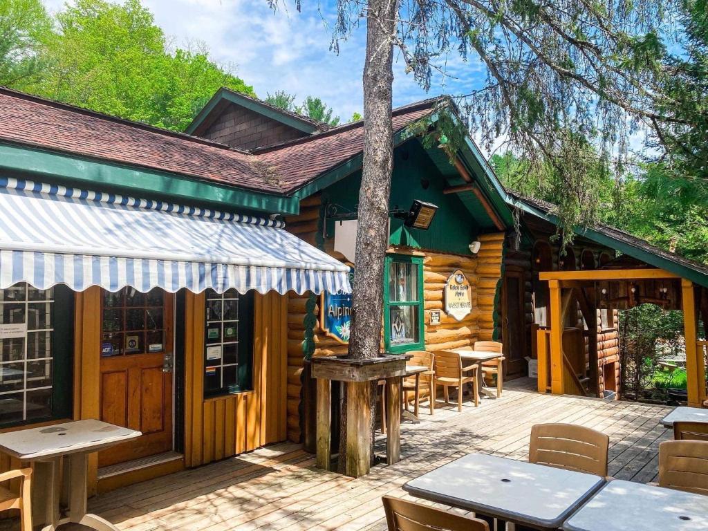 Un restaurant sau alt loc unde se poate mânca la Chalet Alpine