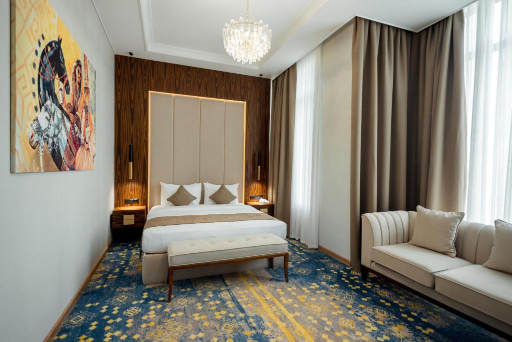 Кровать или кровати в номере Qazaq Hotel Premium