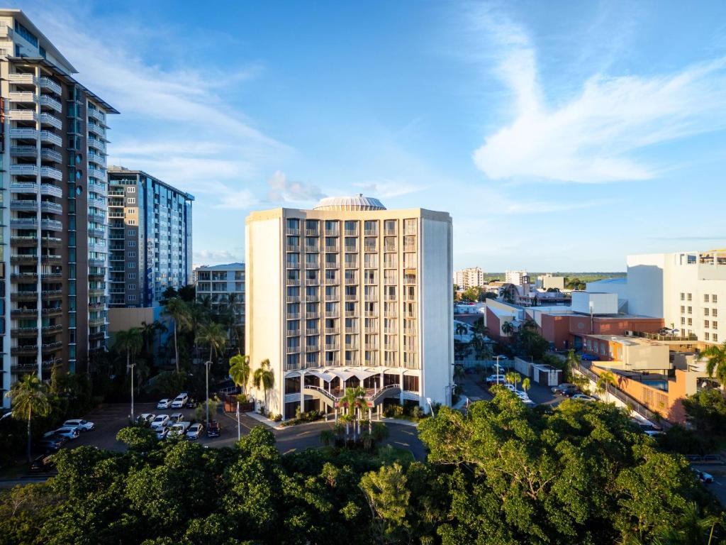 um grande edifício branco numa cidade com edifícios em Hilton Garden Inn Darwin em Darwin