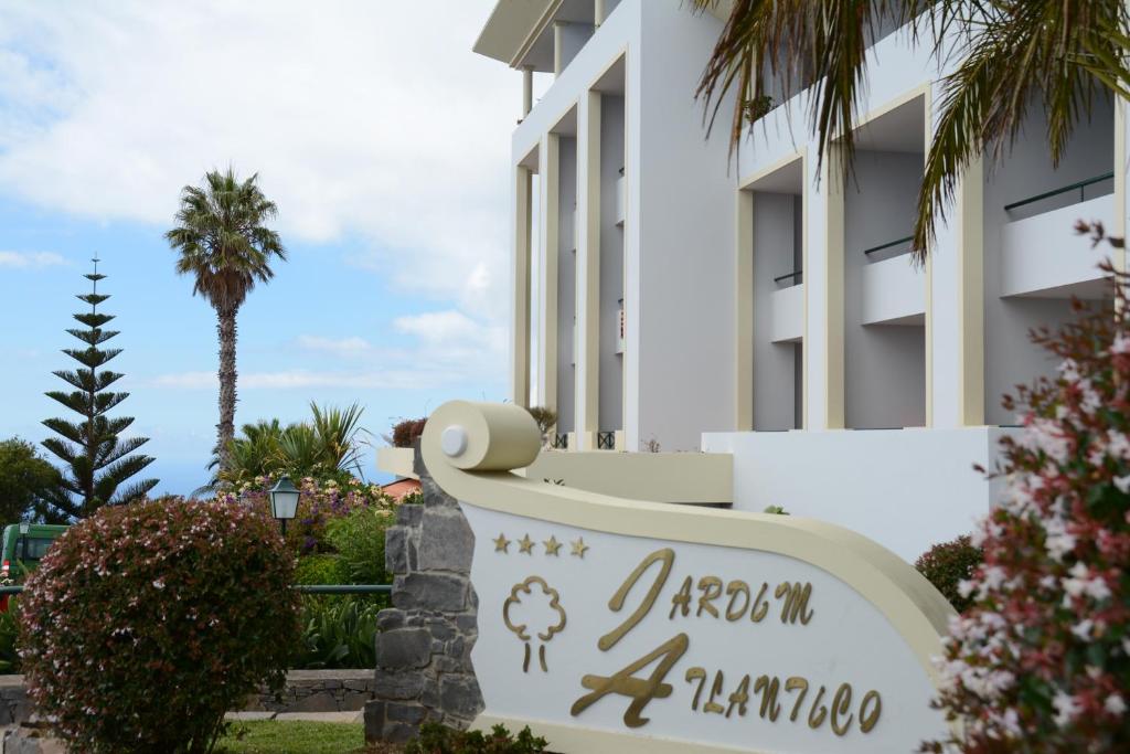 een bord voor een gebouw bij Hotel Jardim Atlantico in Calheta