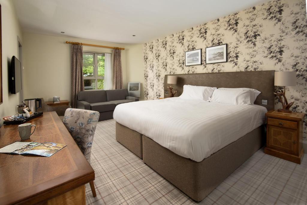 een slaapkamer met een bed en een woonkamer bij The Waterhead Inn- The Inn Collection Group in Ambleside