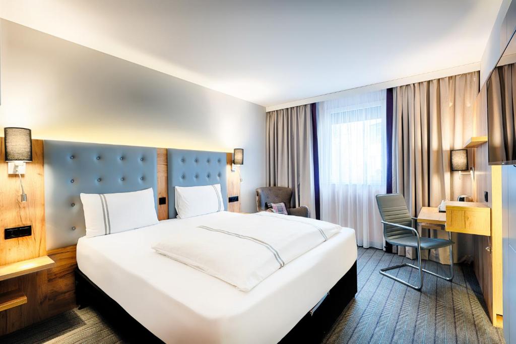 Giường trong phòng chung tại Premier Inn Lindau