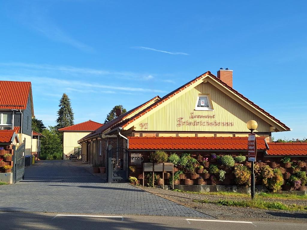 un edificio sul lato di una strada di Sonnenhof Haus 1 - EG a Thale