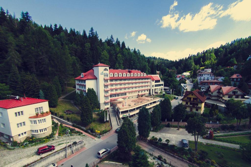 une vue aérienne sur un grand bâtiment d'une ville dans l'établissement Geovita Krynica-Zdroj, à Krynica-Zdrój