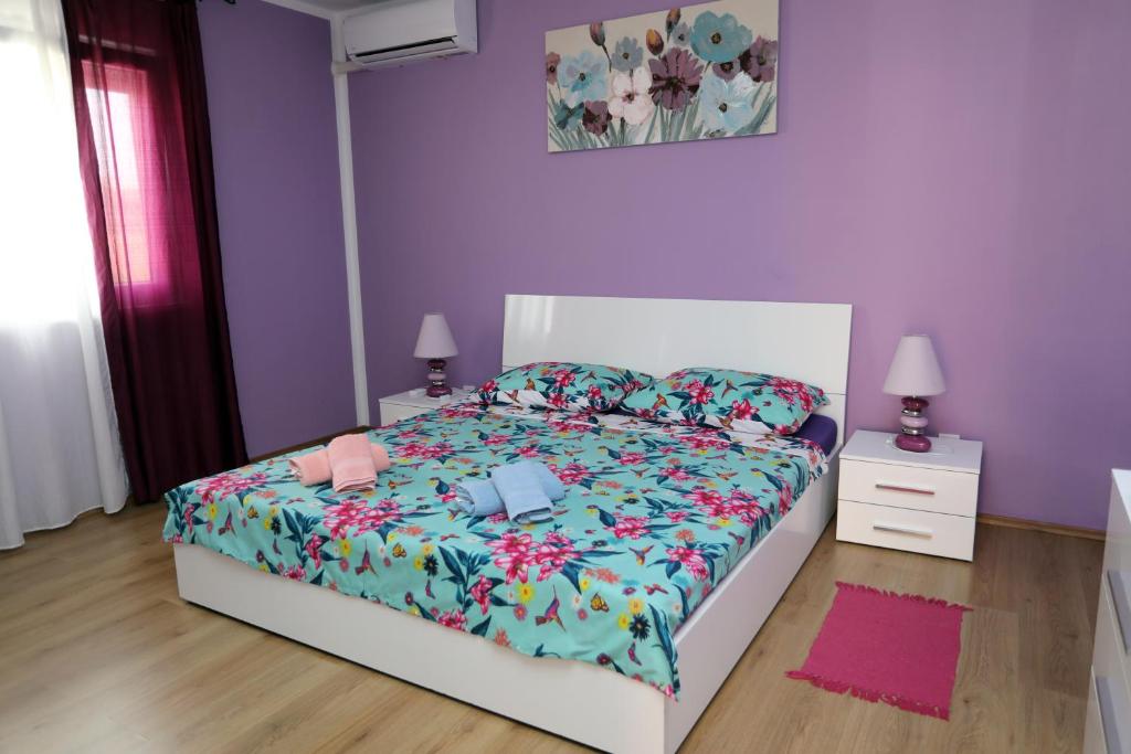 Una cama o camas en una habitación de Apartman Modry