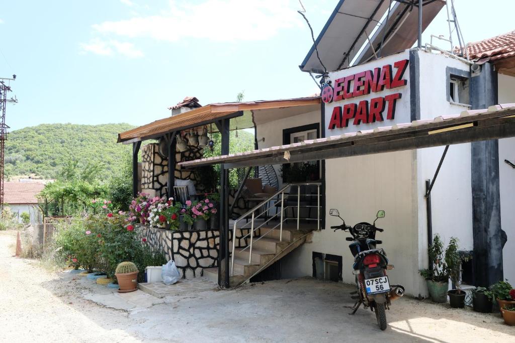 ein Motorrad, das vor einem Gebäude geparkt ist in der Unterkunft Ecenaz Apart in Kaş