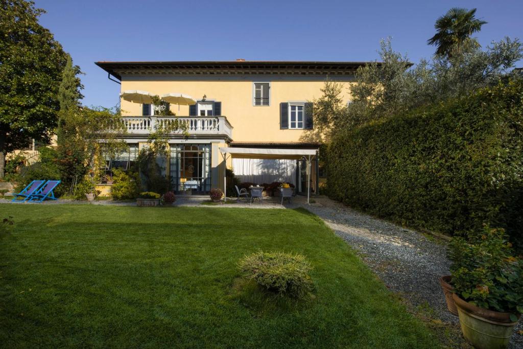 una vista exterior de una casa con patio en Al Porto Di Lucca B&B, en Lucca