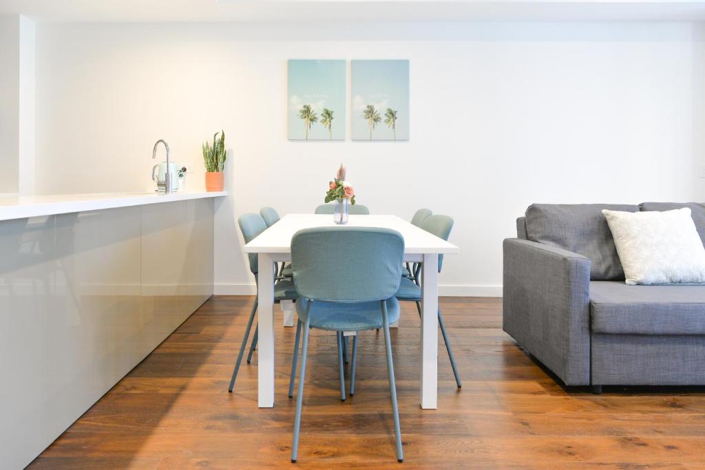 comedor con mesa y sofá en Sydney CBD Modern 2 bedroom Apartment, en Sídney