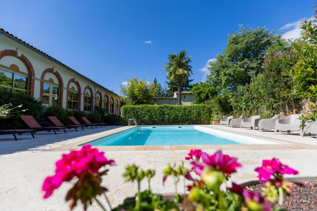 Poolen vid eller i närheten av Hotel Les Bellugues