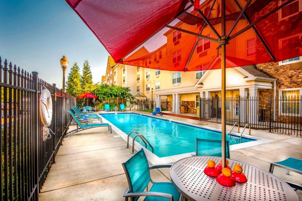 Πισίνα στο ή κοντά στο TownePlace Suites by Marriott Baltimore BWI Airport