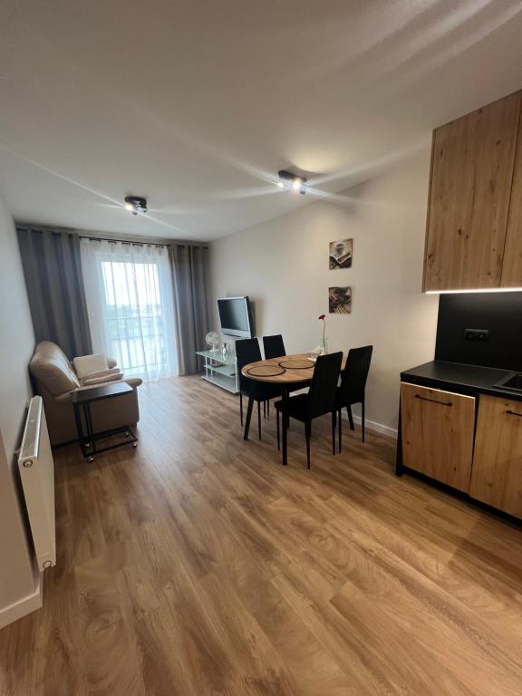 uma sala de estar com uma mesa e uma sala de jantar em Apartament Broniewskiego em Busko-Zdrój