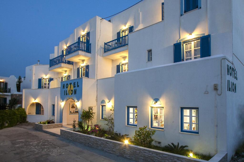 un grande edificio bianco con luci di fronte di Ilion Hotel a Naxos Chora