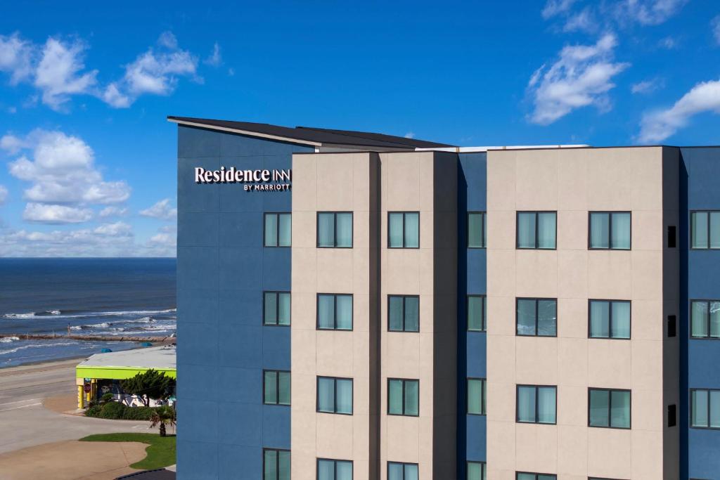 een hotel met strand op de achtergrond bij Residence Inn by Marriott Galveston Island in Galveston