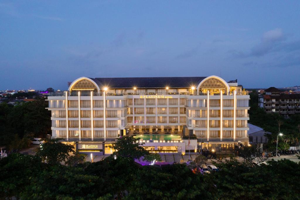 un grande edificio bianco con luci accese di Platinum Hotel Jimbaran Beach Bali a Jimbaran