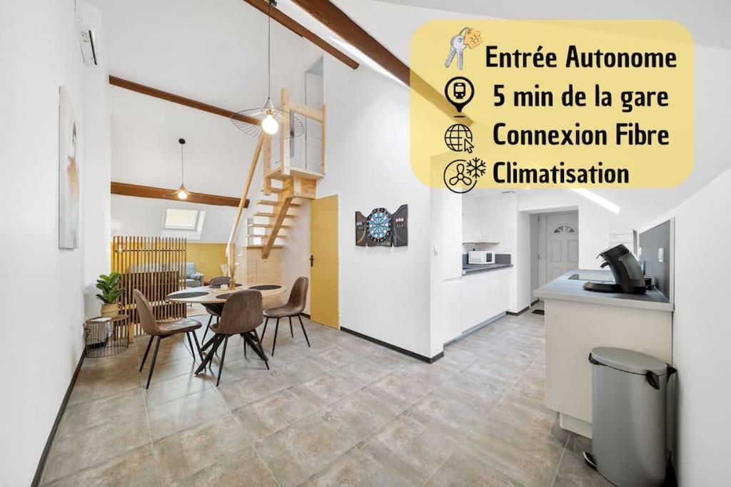 cocina y comedor con mesa y sillas en Le Duplex Moutarde, en Chalon-sur-Saône