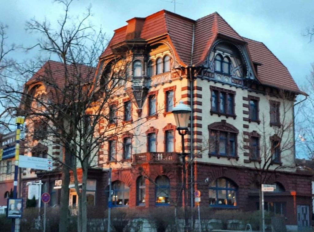 un gran edificio de ladrillo con techo rojo en Hotel Krone, en Arnstadt