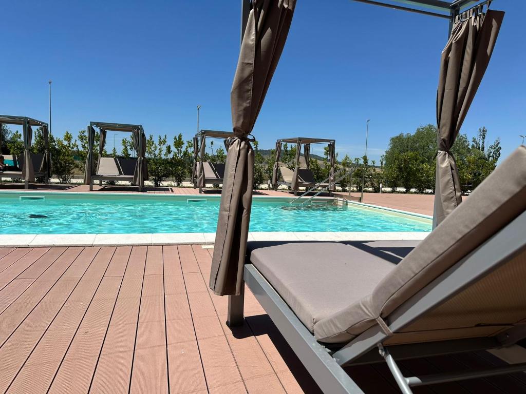 uma piscina com uma cama e um baloiço em HOTEL MOSAICO em Matera