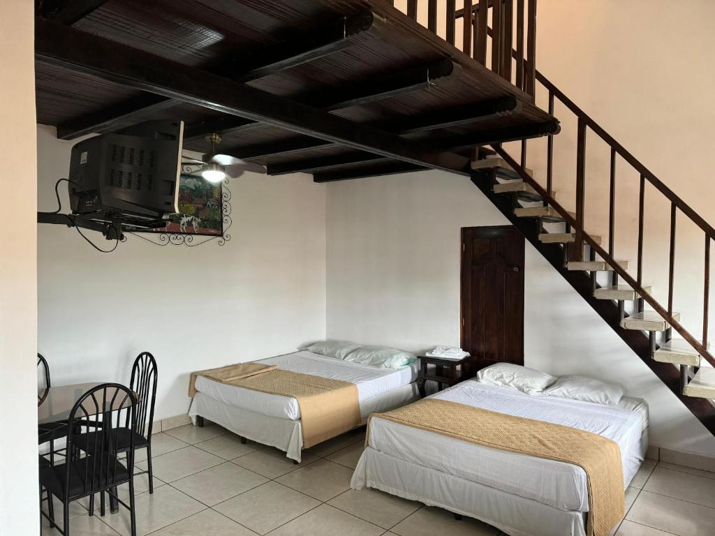 Tempat tidur dalam kamar di Hotel Real Granada