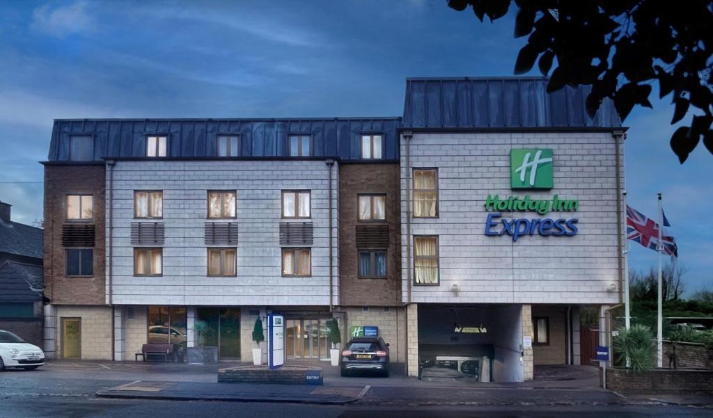 zewnętrzny widok na siedzibę hotelu w obiekcie Holiday Inn Express Windsor, an IHG Hotel w mieście Windsor