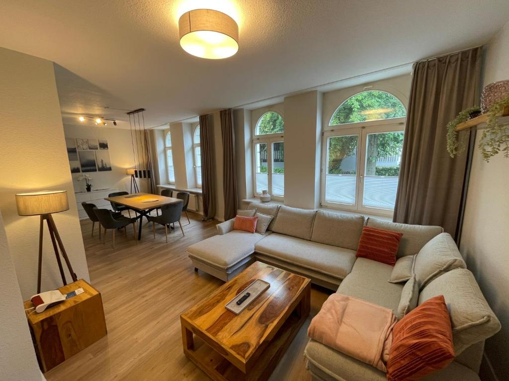 a living room with a couch and a table at COZY, neue 3 Zimmer Ferienwohnung Goslar Altstadt in Goslar