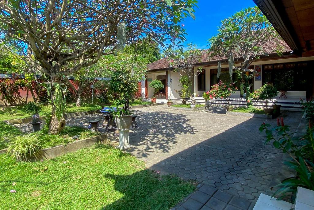 En trädgård utanför Raja Asri Guest House Sanur Mitra RedDoorz