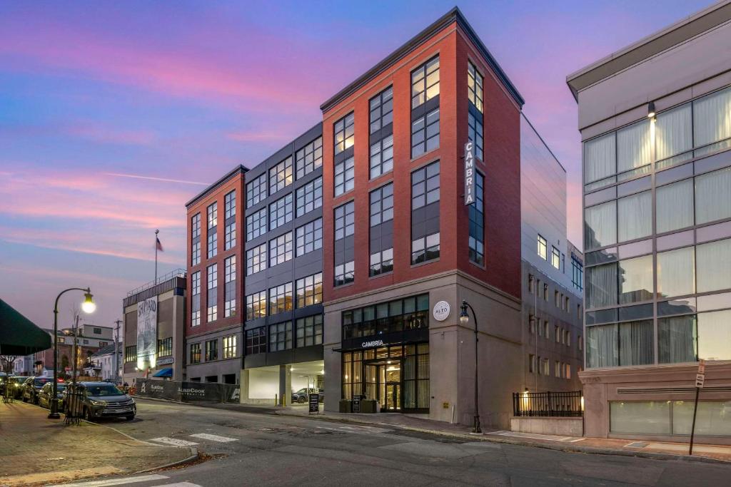 un edificio in una strada con un'auto parcheggiata di fronte di Cambria Hotel Portland Downtown Old Port a Portland