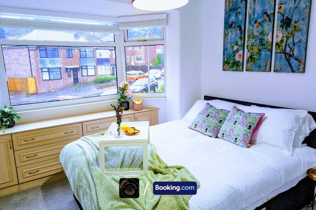 Tempat tidur dalam kamar di Modern 4-Bed House, Free Parking & WiFi in Swinton