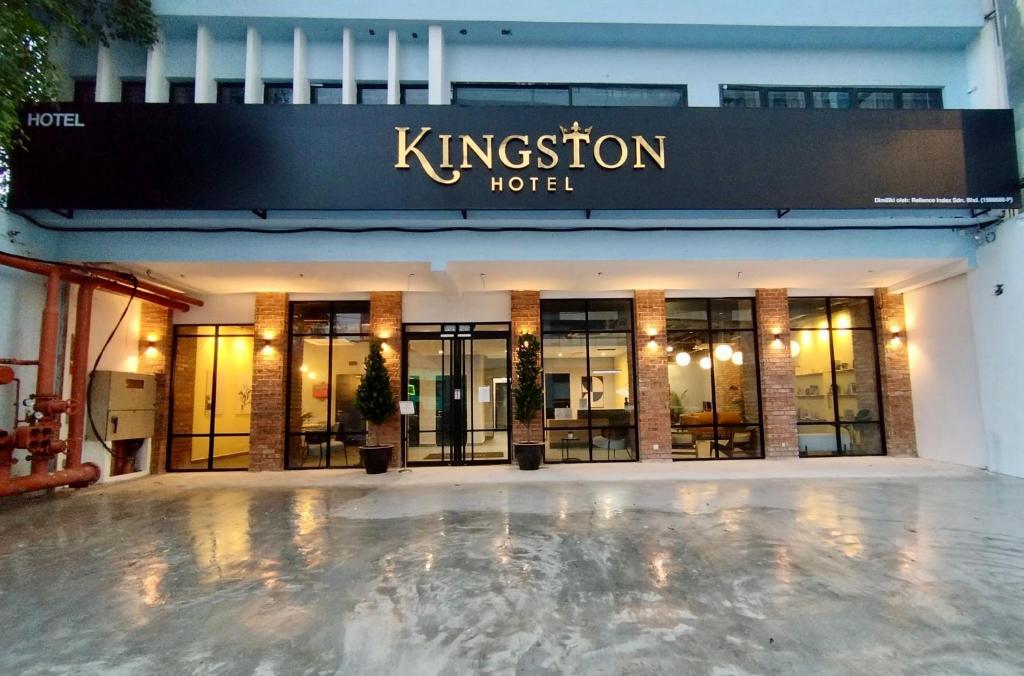 uma loja em frente a um hotel de Kingsbury com as portas abertas em Kingston Hotel 7, Johor Bharu em Johor Bahru